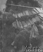 1942-1944, Münchenbuchsee, Szwajcaria.
Żołnierze z 2. Dywizji Strzelców Pieszych pracują przy wyładunku drewna na opał.
Fot. Jerzy Konrad Maciejewski, zbiory Ośrodka KARTA
