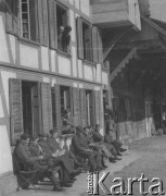 1942-1944, Münchenbuchsee, Szwajcaria.
Internowani żołnierze 2. Dywizji Strzelców Pieszych odpoczywają, siedząc przez budynkiem obozowej świetlicy.
Fot. Jerzy Konrad Maciejewski, zbiory Ośrodka KARTA
