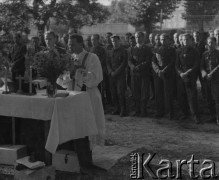 1942-1944, Münchenbuchsee, Szwajcaria.
Żołnierze 2. Dywizji Strzelców Pieszych modlą się podczas odprawianej przez księdza mszy polowej.
Fot. Jerzy Konrad Maciejewski, zbiory Ośrodka KARTA
