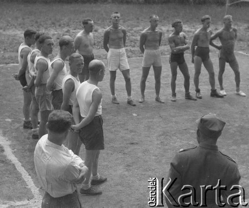 1942-1944, Münchenbuchsee, Szwajcaria.
Przygotowania do meczu piłki siatkowej pomiędzy internowanymi żołnierzami 2. Dywizji Strzelców Pieszych z obozów w Münchenbuchsee i Burgdorf. 
Fot. Jerzy Konrad Maciejewski, zbiory Ośrodka KARTA
