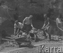 1942-1945, Senhoff, Szwajcaria.
Internowani żołnierze 2. Dywizji Strzelców Pieszych pracują przy budowie drogi.
Fot. Jerzy Konrad Maciejewski, zbiory Ośrodka KARTA
