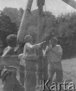 1942-1945, Senhoff, Szwajcaria.
Żołnierze z 2. Dywizji Strzelców Pieszych przy pomocy dźwigu wydobywają z ziemi pale, na których były umocowane druty kolczaste. 
Fot. Jerzy Konrad Maciejewski, zbiory Ośrodka KARTA