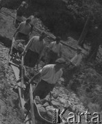 1942-1945, Senhoff, Szwajcaria.
Żołnierze z 2. Dywizji Strzelców Pieszych pracują przy budowie drogi w górach. Na zdjęciu mężczyźni wywożą taczkami kamienie.
Fot. Jerzy Konrad Maciejewski, zbiory Ośrodka KARTA