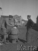 Luty 1940, Assais-les-Jumeaux, Francja.
Żołnierz z 5 Małopolskiego Pułku Strzelców Pieszych 2. Dywizji Strzelców Pieszych strzyże swojego kolegę. Oryginalny podpis z tyłu zdjęcia: 