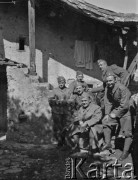 Wiosna 1940, La Maucarriere, Francja.
Wspólne zdjęcie oficerów 2. Dywizji Strzelców Pieszych przed wejściem do prywatnego mieszkania, gdzie prawdopodobnie jeden z żołnierzy wynajmuje pokój.
Fot. Jerzy Konrad Maciejewski, zbiory Ośrodka KARTA
