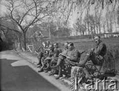 Wiosna 1940, La Maucarriere, Francja.
Żołnierze 2. Dywizji Strzelców Pieszych odpoczywają na ławce.
Fot. Jerzy Konrad Maciejewski, zbiory Ośrodka KARTA
