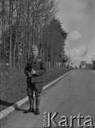 Wiosna 1940, La Maucarriere, Francja.
Oficer 2. Dywizji Strzelców Pieszych na spacerze.
Fot. Jerzy Konrad Maciejewski, zbiory Ośrodka KARTA
