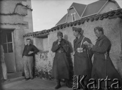 Wiosna 1940, La Maucarriere, Francja.
Żołnierze 2. Dywizji Strzelców Pieszych pozują przed budynkiem. Jeden z nich trzyma w ręku kamerę.
Fot. Jerzy Konrad Maciejewski, zbiory Ośrodka KARTA
