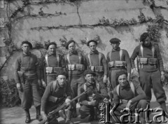 Wiosna 1940, La Maucarriere, Francja.
Żołnierze 2. Dywizji Strzelców Pieszych pozują do zdjęcia.
Fot. Jerzy Konrad Maciejewski, zbiory Ośrodka KARTA
