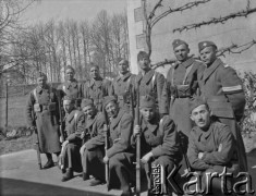 Wiosna 1940, La Maucarriere, Francja.
Żołnierze 2. Dywizji Strzelców Pieszych pozują do zdjęcia w czasie warty.
Fot. Jerzy Konrad Maciejewski, zbiory Ośrodka KARTA
