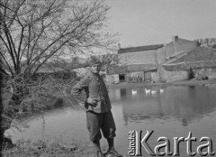 Wiosna 1940, La Maucarriere, Francja.
Żołnierz z 2. Dywizji Strzelców Pieszych pozuje do zdjęcia na tle stawu. 
Fot. Jerzy Konrad Maciejewski, zbiory Ośrodka KARTA
