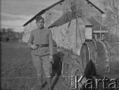 Wiosna 1940, La Maucarriere, Francja.
Żołnierz z 2. Dywizji Strzelców Pieszych stoi przy beczkach, w których znajduje się prawdopodobnie wino dostarczone dla wojska. 
Fot. Jerzy Konrad Maciejewski, zbiory Ośrodka KARTA
