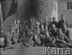 Wiosna 1940, La Maucarriere, Francja.
Żołnierze 2. Dywizji Strzelców Pieszych na tle miejscowego zamku. 
Fot. Jerzy Konrad Maciejewski, zbiory Ośrodka KARTA
