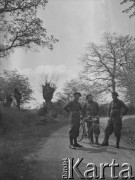 Wiosna 1940, La Maucarriere, Francja.
Żołnierze 2. Dywizji Strzelców Pieszych podczas spaceru po okolicy. Jeden z nich trzyma rower. 
Fot. Jerzy Konrad Maciejewski, zbiory Ośrodka KARTA
