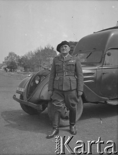 Wiosna 1940, La Maucarriere, Francja.
Żołnierz 2. Dywizji Strzelców Pieszych pozuje na tle samochodu.
Fot. Jerzy Konrad Maciejewski, zbiory Ośrodka KARTA
