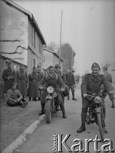 Wiosna 1940, La Maucarriere, Francja.
Żołnierze 2. Dywizji Strzelców Pieszych pozują do zdjęcia siedząc na motocyklach. 
Fot. Jerzy Konrad Maciejewski, zbiory Ośrodka KARTA
