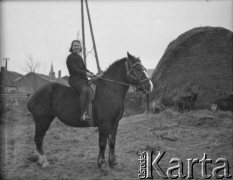 Po 26.01.1940, Thénezay, Francja.
Kobieta pozuje do zdjęcia siedząc na koniu.
Fot. Jerzy Konrad Maciejewski, zbiory Ośrodka KARTA
