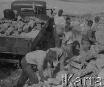 Czerwiec 1945, Dielsdorf, Szwajcaria. 
Internowani żołnierze 2. Dywizji Strzelców Pieszych pracują w kamieniołomach. Na zdjęciu mężczyźni ładują kamienie na ciężarówkę.
Fot. Jerzy Konrad Maciejewski, zbiory Ośrodka KARTA