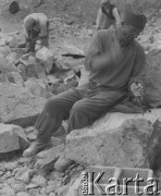 1944-1945, Dielsdorf, Szwajcaria.
Żołnierz 2. Dywizji Strzelców Pieszych z obozu internowania pracuje w kamieniołomie przy obróbce kamienia. 
Fot. Jerzy Konrad Maciejewski, zbiory Ośrodka KARTA