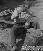 1944-1945, Dielsdorf, Szwajcaria.
Praca w kamieniołomie. Internowany żołnierz 2. Dywizji Strzelców Pieszych podczas obróbki kamienia. 
Fot. Jerzy Konrad Maciejewski, zbiory Ośrodka KARTA