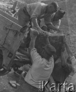 Czerwiec 1945, Dielsdorf, Szwajcaria.
Żołnierze z 2. Dywizji Strzelców Pieszych podczas ładowania na ciężarówkę bloku skalnego. 
Fot. Jerzy Konrad Maciejewski, zbiory Ośrodka KARTA