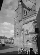 1940, Thouars, Francja.
Fragment XV-wiecznej, romańskiej katedry św. Medarda. W głębi widać kamienice znajdujące się przy Placu św. Medarda.
Fot. Jerzy Konrad Maciejewski, zbiory Ośrodka KARTA
 
