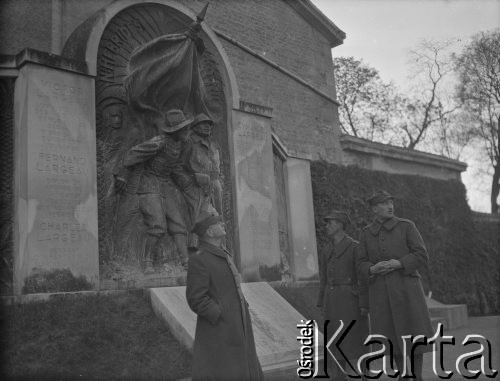 1940, Niort, Francja.
Żołnierze 2. Dywizji Strzelców Pieszych stoją przed pomnikiem, poświęconym francuskiemu generałowi Victorowi Faya-Largeau.
Fot. Jerzy Konrad Maciejewski, zbiory Ośrodka KARTA
