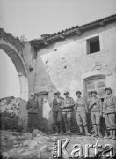 Po 29.05.1940, Beuvezin, Francja.
Polacy z 2. Dywizji Strzelców Pieszych stoją przed bramą, przy której znajduje się posterunek wojskowy.
Fot. Jerzy Konrad Maciejewski, zbiory Ośrodka KARTA
