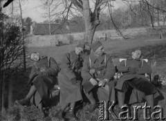 Wiosna 1940, La Maucarriere, Francja.
Żołnierze 2. Dywizji Strzelców Pieszych podczas odpoczynku na ławce.
Fot. Jerzy Konrad Maciejewski, zbiory Ośrodka KARTA
