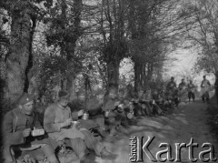 Wiosna 1940, La Maucarriere, Francja.
Żołnierze 2. Dywizji Strzelców Pieszych spożywają posiłek przy drodze.
Fot. Jerzy Konrad Maciejewski, zbiory Ośrodka KARTA
