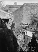 Wiosna 1940, La Maucarriere, Francja.
Żołnierze 2. Dywizji Strzelców Pieszych grają na instrumentach.
Fot. Jerzy Konrad Maciejewski, zbiory Ośrodka KARTA

