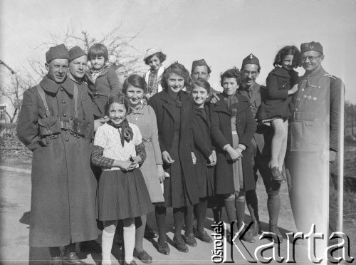 Wiosna 1940, La Maucarriere, Francja.
Miejscowe dzieci w towarzystwie żołnierzy z 2. Dywizji Strzelców Pieszych.
Fot. Jerzy Konrad Maciejewski, zbiory Ośrodka KARTA
