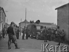 Wiosna 1940, La Maucarriere, Francja.
Żołnierze 2. Dywizji Strzelców Pieszych stoją obok samochodu wojskowego, na dachu którego znajdują się megafony.
Fot. Jerzy Konrad Maciejewski, zbiory Ośrodka KARTA
