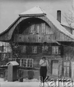 1941, Ostermundigen, Szwajcaria.
Typowy budynek szwajcarski. Przed domem stoi kobieta. 
Fot. Jerzy Konrad Maciejewski, zbiory Ośrodka KARTA
