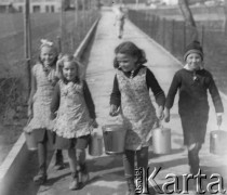 1941, Ostermundigen, Szwajcaria.
Dzieci niosą prawdopodobnie obiad dla internowanych żołnierzy 2. Dywizji Strzelców Pieszych.
Fot. Jerzy Konrad Maciejewski, zbiory Ośrodka KARTA
