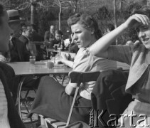 1941, Ostermundigen, Szwajcaria.
Kobiety siedzą w kawiarni. 
Fot. Jerzy Konrad Maciejewski, zbiory Ośrodka KARTA
