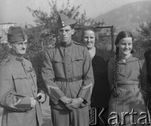 1941, Ostermundigen, Szwajcaria.
Internowani francuscy żołnierze w towarzystwie rodziny Schnetzów.
Fot. Jerzy Konrad Maciejewski, zbiory Ośrodka KARTA
