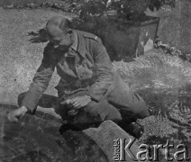 1940, Moospinte, Szwajcaria.
Internowany żołnierz 2. Dywizji Strzelców Pieszych siedzi przy fontannie i trzyma kieliszek w ręku.
Fot. Jerzy Konrad Maciejewski, zbiory Ośrodka KARTA