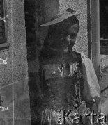 1940, Moospinte, Szwajcaria.
Madlen Häberli, córka rolnika szwajcarskiego, u którego pracują przy żniwach internowani żołnierze 2. Dywizji Strzelców Pieszych, w stroju ludowym.
Fot. Jerzy Konrad Maciejewski, zbiory Ośrodka KARTA