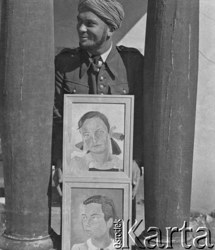 1940, Moospinte, Szwajcaria.
Prawdopodobnie internowany żołnierz z francuskiej armii prezentuje swoje obrazy.
Fot. Jerzy Konrad Maciejewski, zbiory Ośrodka KARTA