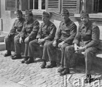 1940, Moospinte, Szwajcaria.
Żołnierze z 2. Dywizji Strzelców Pieszych siedzą na ławce przed budynkiem.
Fot. Jerzy Konrad Maciejewski, zbiory Ośrodka KARTA