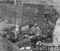 1940, Moospinte, Szwajcaria.
Internowani żołnierze z 45 korpusu armii francuskiej, w składzie której walczyła 2. Dywizja Strzelców Pieszych podczas posiłku.
Fot. Jerzy Konrad Maciejewski, zbiory Ośrodka KARTA