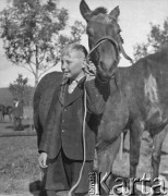1940, Moospinte, Szwajcaria.
Chłopiec trzyma za uzdę konia.
Fot. Jerzy Konrad Maciejewski, zbiory Ośrodka KARTA