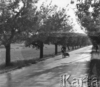 1940, Moospinte, Szwajcaria.
Rowerzysta na drodze.
Fot. Jerzy Konrad Maciejewski, zbiory Ośrodka KARTA