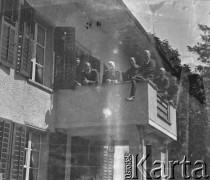 1940, Moospinte, Szwajcaria.
Internowani żołnierze z 2. Dywizji Strzelców Pieszych stoją na balkonie. 
Fot. Jerzy Konrad Maciejewski, zbiory Ośrodka KARTA