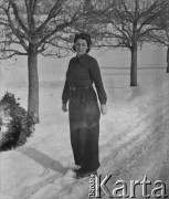 Zima 1940, Moospinte, Szwajcaria.
Trudy Frikart pozuje do zdjęcia, stojąc na ośnieżonej drodze.
Fot. Jerzy Konrad Maciejewski, zbiory Ośrodka KARTA