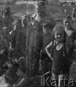 1940, Moospinte, Szwajcaria.
Internowani żołnierze 2. Dywizji Strzelców Pieszych odpoczywają na plaży. Do zdjęcia pozują z miejscowymi dziećmi.
Fot. Jerzy Konrad Maciejewski, zbiory Ośrodka KARTA
