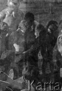1940, Moospinte, Szwajcaria.
Internowani żołnierze 2. Dywizji Strzelców Pieszych odpoczywają na plaży. Do zdjęcia pozują z miejscowymi dziećmi.
Fot. Jerzy Konrad Maciejewski, zbiory Ośrodka KARTA
