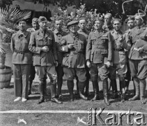 1940, Moospinte, Szwajcaria.
Grupa żołnierzy, w tym dziennikarze gazety dla internowanej 2. Dywizji Strzelców Pieszych 