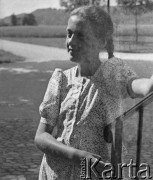 1940, Moospinte, Szwajcaria.
Madlen Häberli, córka rolnika szwajcarskiego, u którego pracują przy żniwach internowani żołnierze z 2. Dywizji Strzelców Pieszych.
Fot. Jerzy Konrad Maciejewski, zbiory Ośrodka KARTA